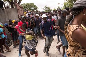 Haiti, i terremotati alla fame assaltano i camion degli aiuti