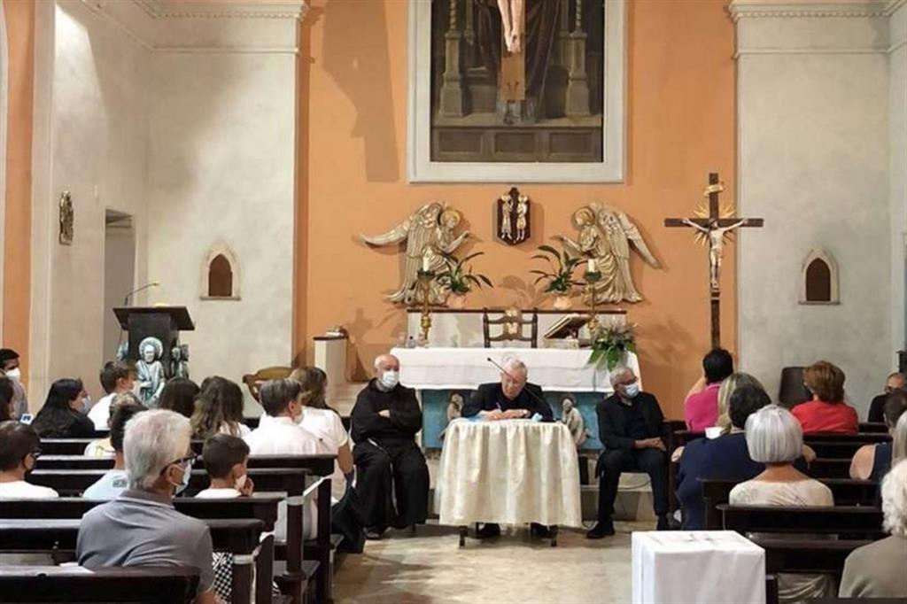 Un momento dell'incontro del cardinale Bassetti con la comunità di san Feliciano