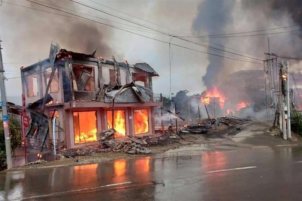 Edifici incendiati dall'esercito birmano a Thang Tlang: migliaia di residenti sono fuggiti, un pastore battista è stato ucciso mentre cercava di domare le fiamme