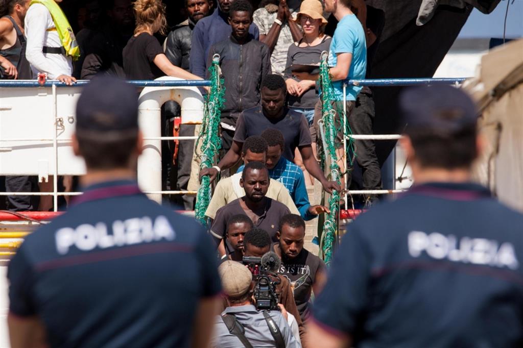 Immigrati africani arrivano in Calabria, in una foto d'archivio