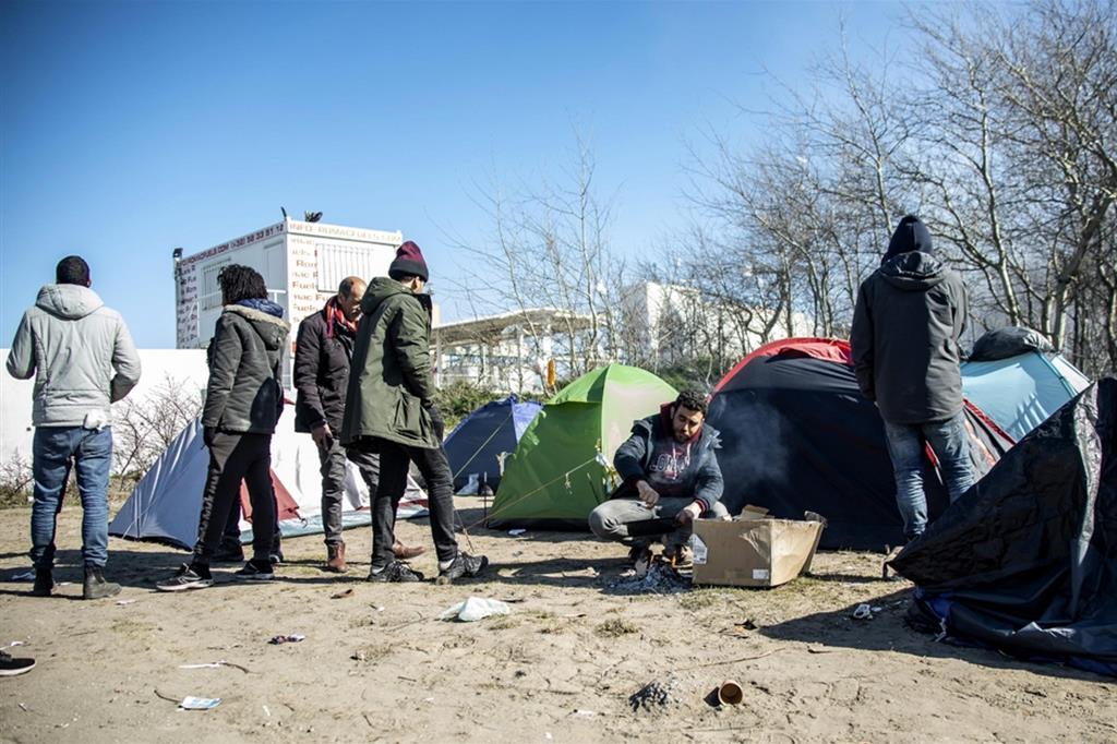 Un piccolo accampamento di migranti alle porte di Calais