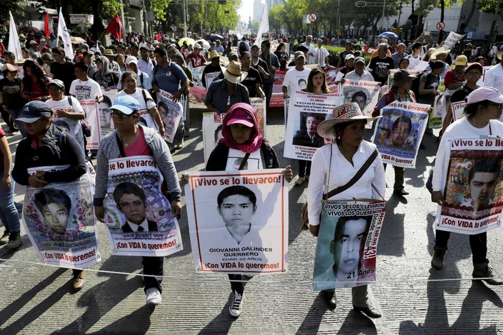 Protesta a Città del Messico per 43 studenti del Collegio rurale per maestri di Ayotzinapa scomparsi. Era il 26 aprile del 2017