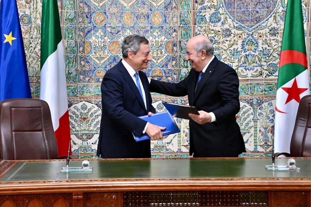 Il premier Mario Draghi con il presidente dell'Algeria Abdelmadjid Tebboune, ad Algeri durante la missione del governo italiano che prevede la firma di accordi bilaterali in diversi settori, compreso quello dell'energia e della transizione ecologica