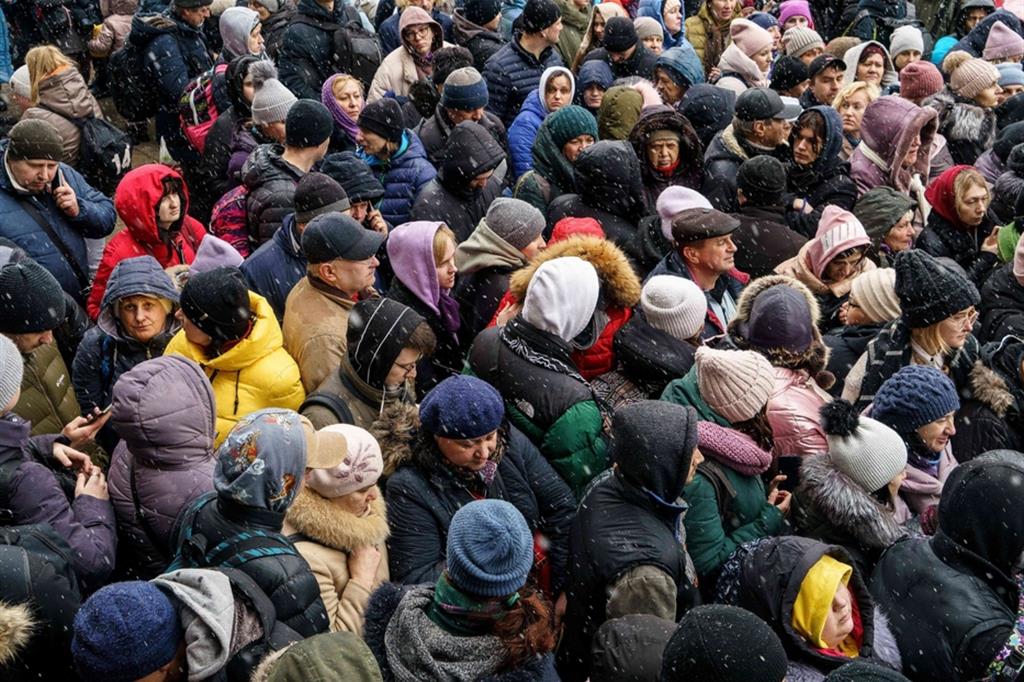 Folla cerca di fuggire da Dnipro, in Ucraina, via treno