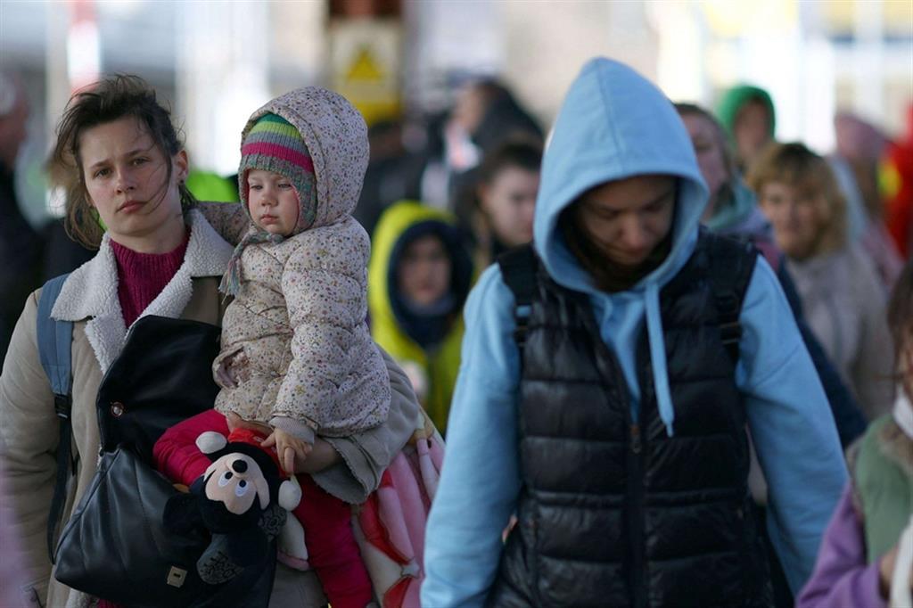 Una famiglia ucraina in fuga