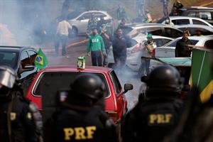 Bolsonaro parla ma non si fa da parte. I giudici: rimuovete i blocchi stradali