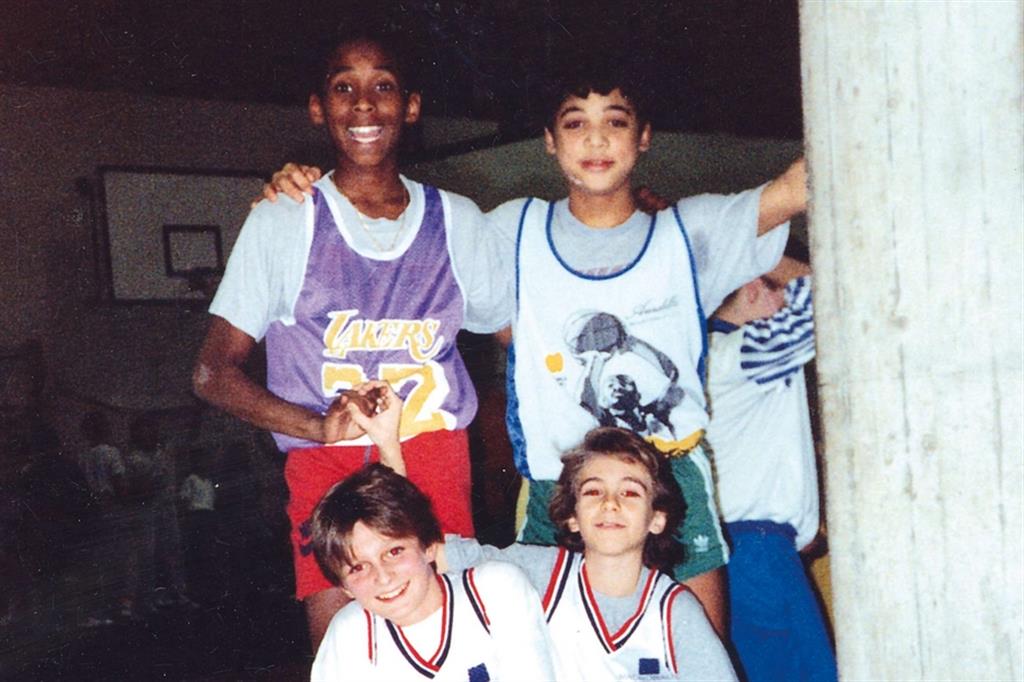 Little Kobe Bryant with friends from Reggio Emilia