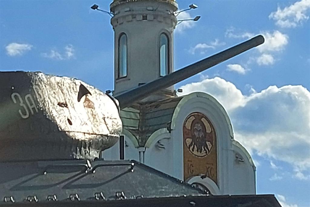 Un vecchio tank sovietico è stato posizionato davanti alla chiesa ortodossa nel centro di Tiraspol
