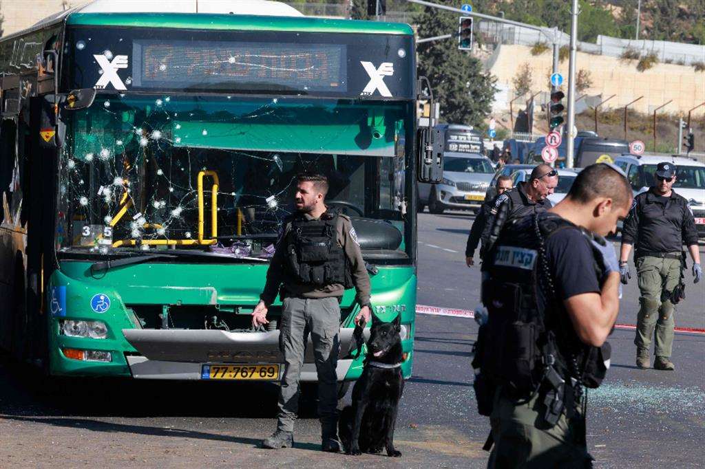 Forze di sicurezza sul luogo di una delle due esplosioni: una fermata dell'autobus a Gerusalemme