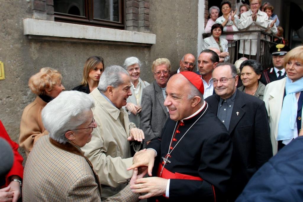 Il cardinale Tettamanzi in visita alla parocchia San Pio V e alle case popolari in zona Molise Calvairate. Con l'arcivescovo l'allora parroco don Giorgio Gritti