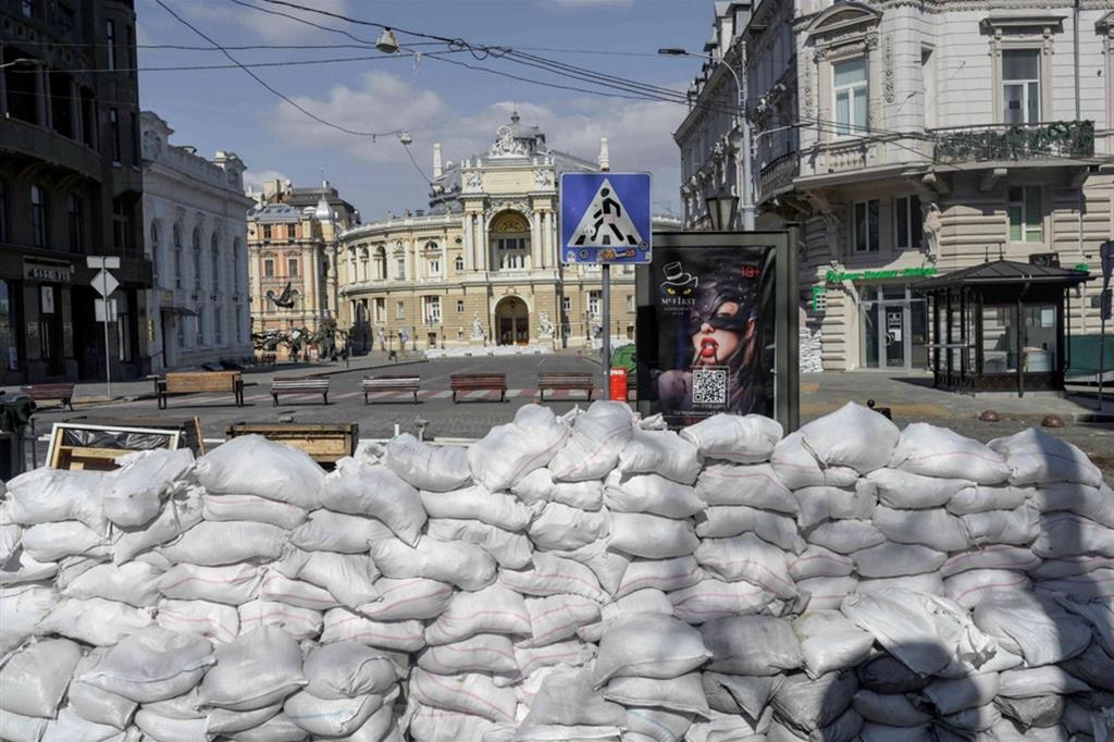 Le barricate di fronte al teatro dell'Opera di Odessa in vista di un attacco russo