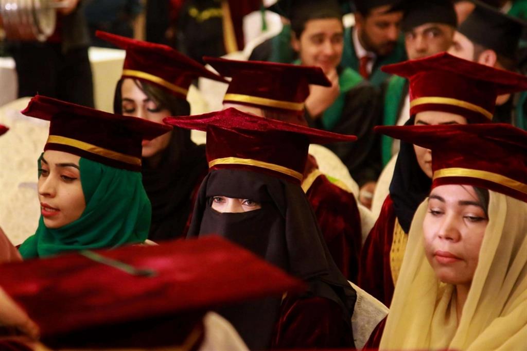 Una seduta di laurea alla Bakhtar University di Kabul, prima del ritorno dei taleban al potere