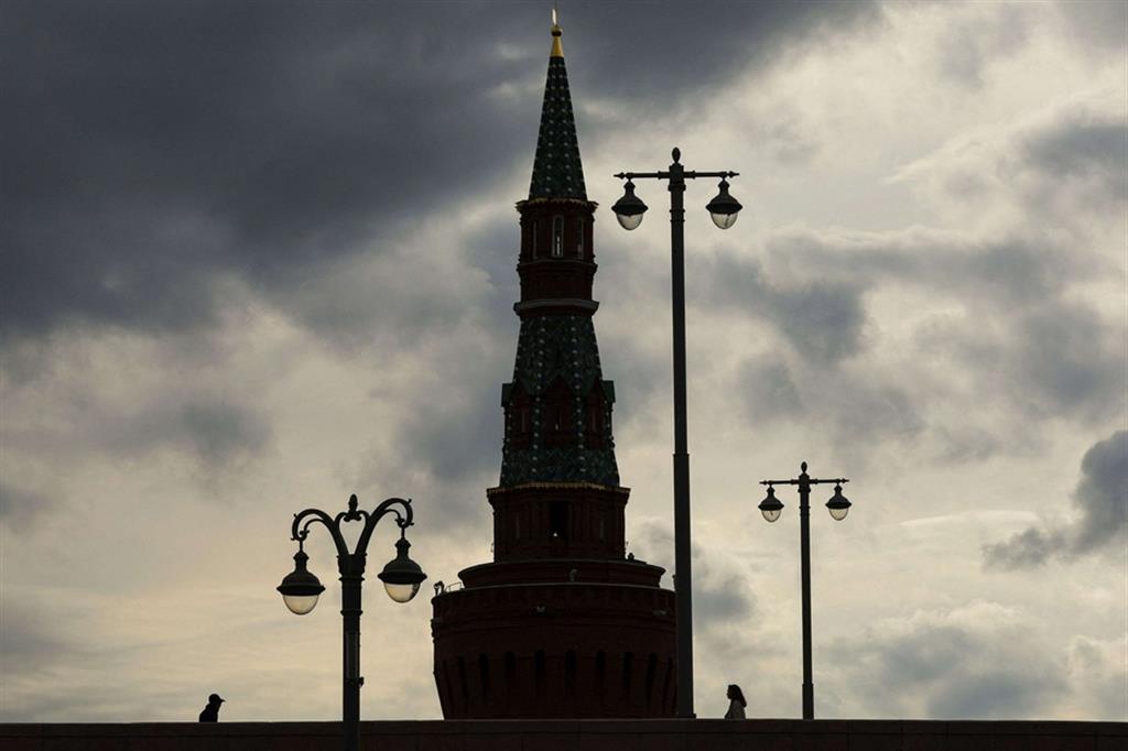 Nuvole nere su Mosca. Persone passeggiano sul grande ponte Moskvoretsky con il Cremlino sullo sfondo, ma l'economia russa è in difficoltà