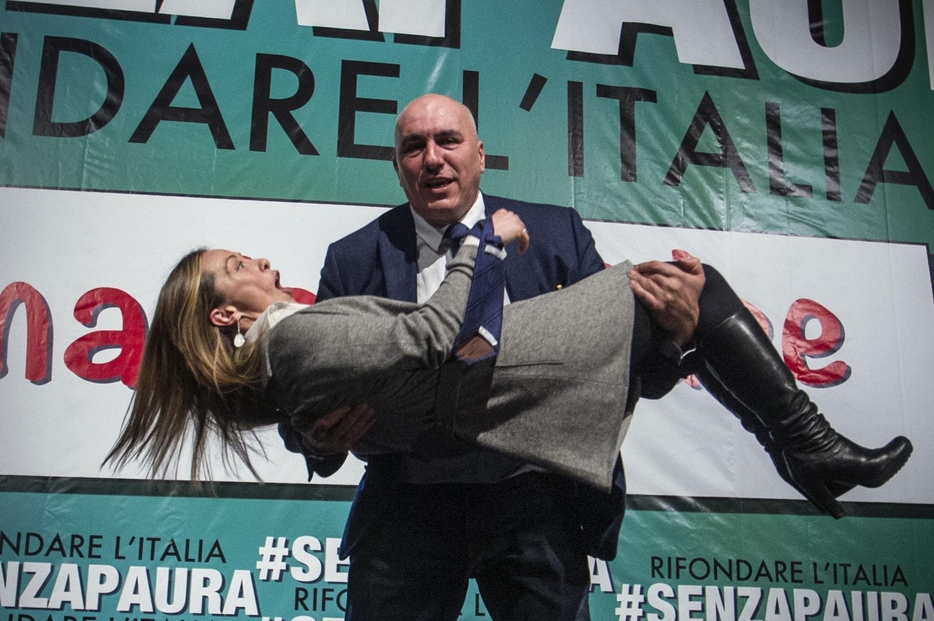 La foto famosa di Guido Crosetto che prende in braccio Giorgia Meloni al convegno elettorale all'auditorium Concillazione "le primarie delle idee" a Roma. Era il 16 dicembre 2012