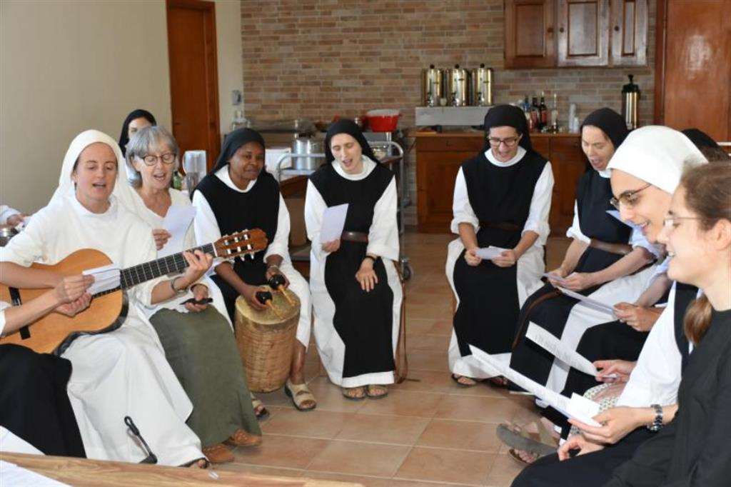 Un momento di preghiera in musica all'interno di un monastero di clausura