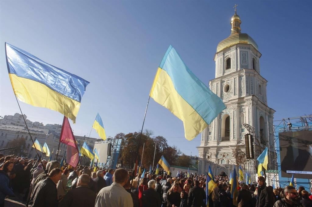 Ucraini in preghiera nella piazza antistante la Cattedrale di Santa Sofia a Kiev