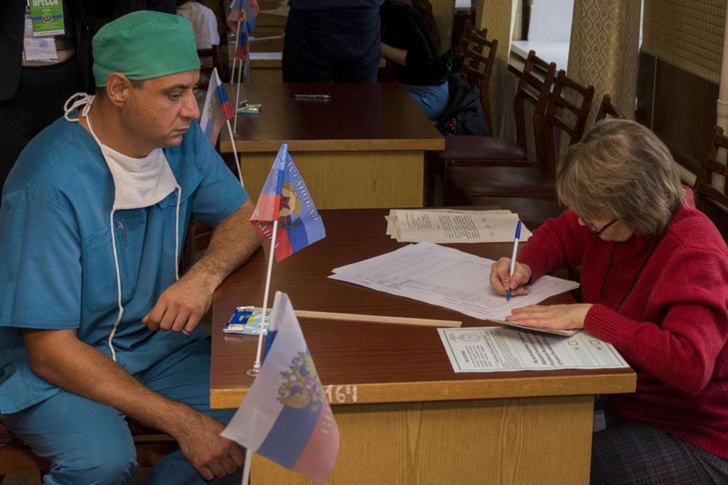 Un seggio elettorale a Lugansk