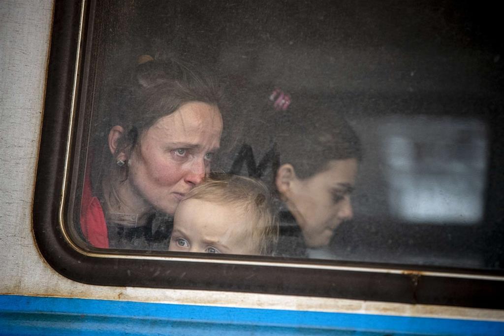 Madre e figlio ucraini raggiungono un centro di transito a Leopoli