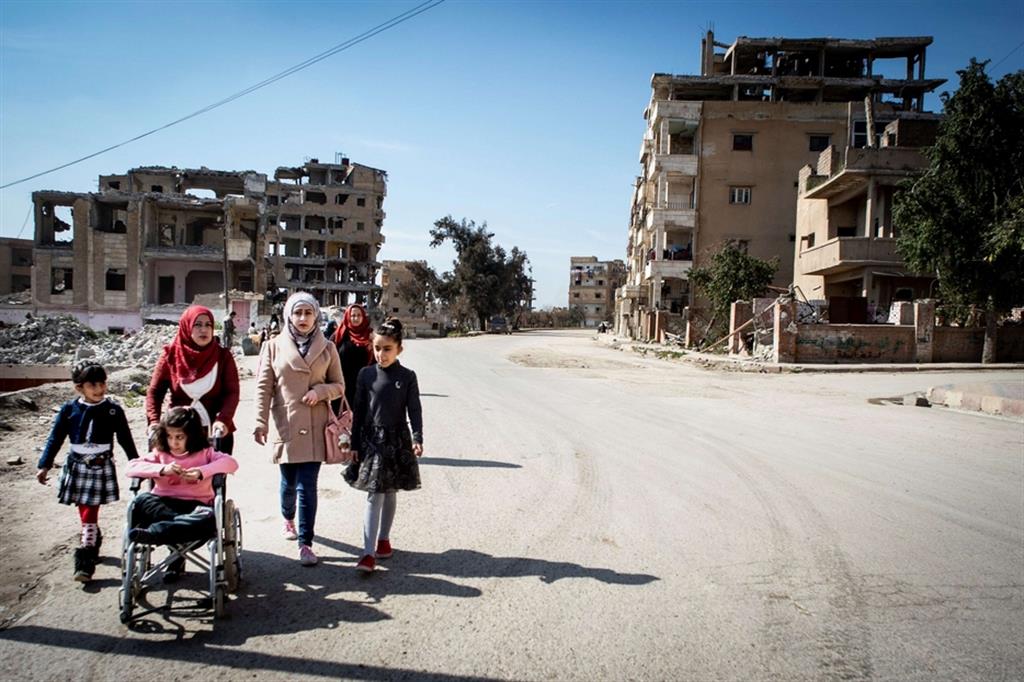 Una famiglia per le vie di Raqqa. La campagna La pace va oltre sostiene anche progetti in Siria