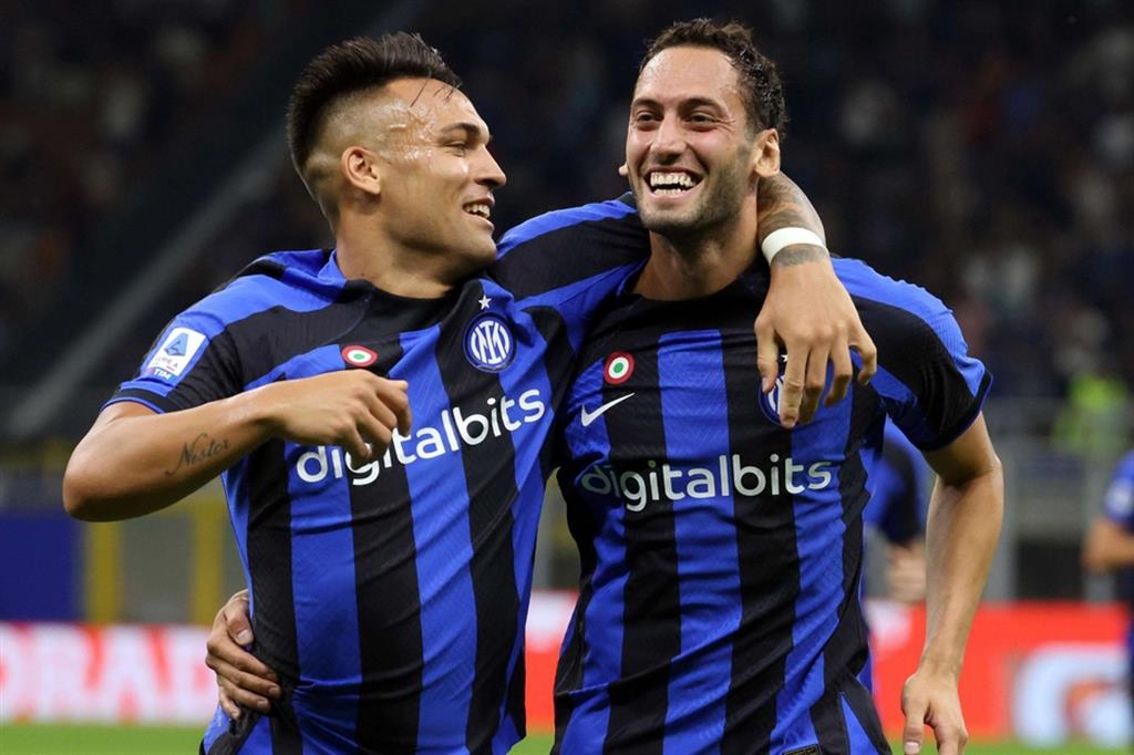 Lautaro Martinez e Chalanoglu dell’Inter, sulla maglia in evidenza lo sponsor del gruppo di criptovalute