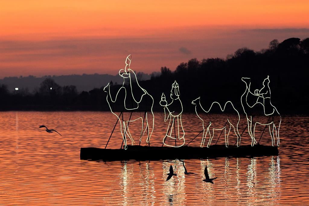 Lo spettacolo del Presepe sul lago di Pusiano, in Lombardia. - Reuters