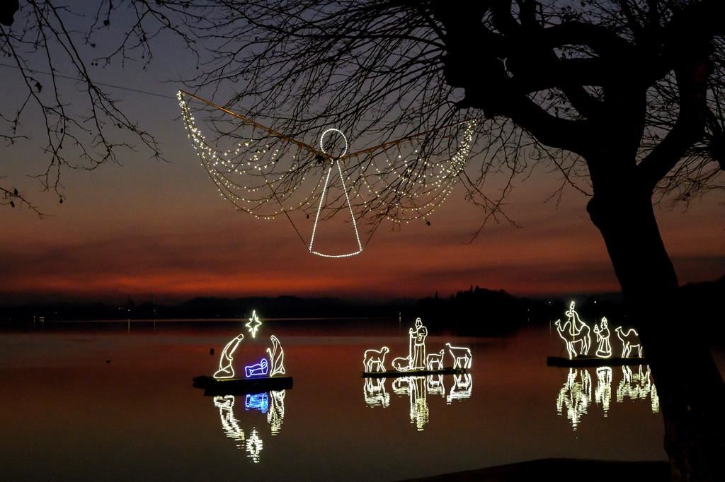 Ogni Natale regala un Presepe meraviglioso che galleggia sulle sue acque del lago di Pusiano emozionando in modi diversi a seconda del colore del cielo. - Reuters