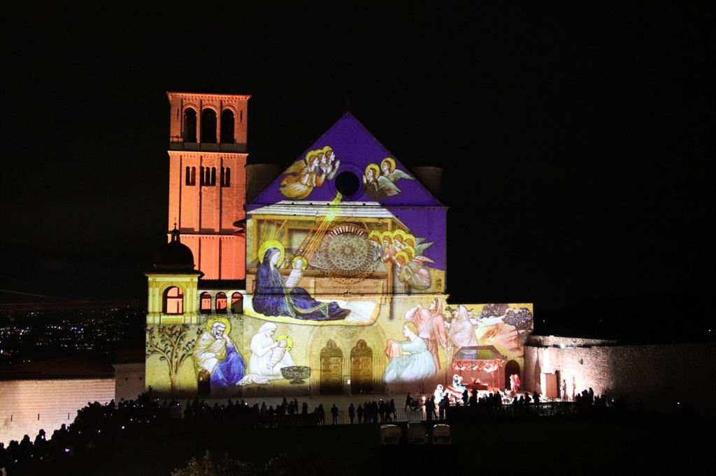 Il Presepe ad Assisi anche con il videomapping. Cicli di affreschi di Giotto, legati al tema della Natività, ogni giorno dalle ore 17, vengono proiettati sulle facciate delle chiese e dei principali monumenti, con la città che si trasforma in un grande presepe a cielo aperto - ANSA