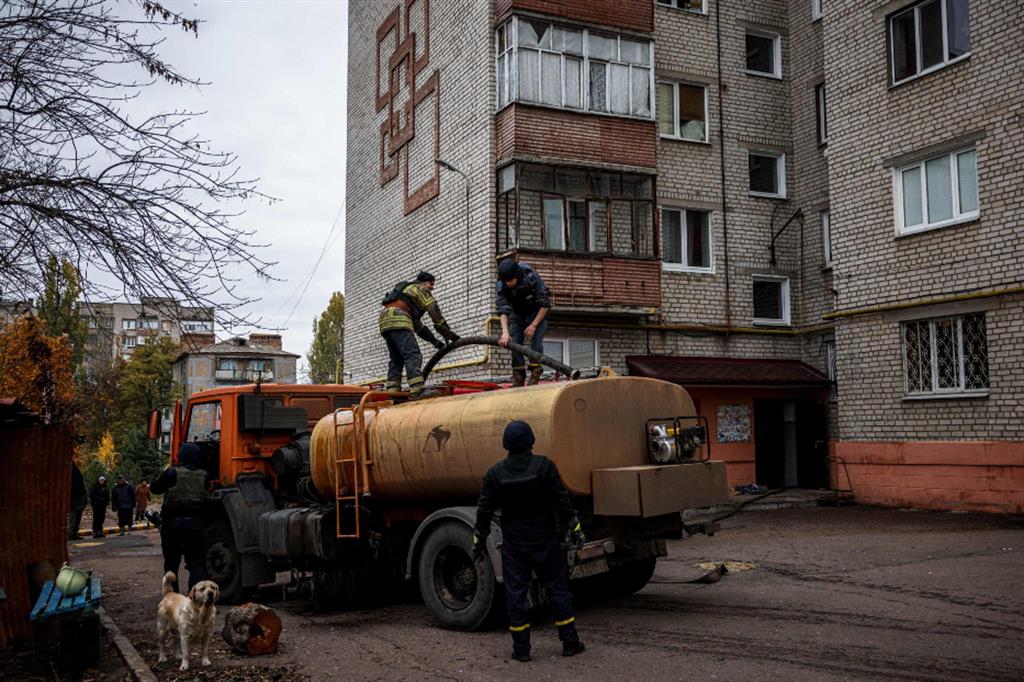 Pioggia di missili russi su tutta l'Ucraina. Kiev senza acqua ed elettricità