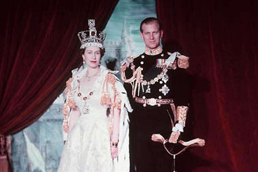 Elisabetta II, regina d'Inghilterra, dopo l'incoronazione il 2 febbraio 1953, con il consorte Filippo