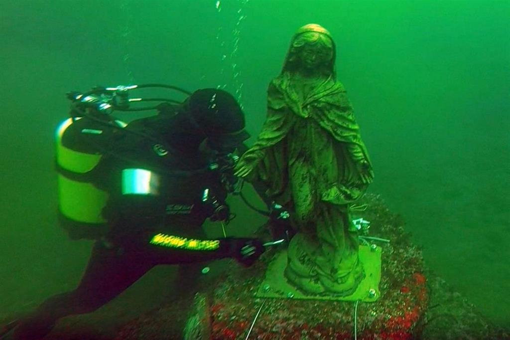 I subacquei prelevano la statua della Madonna sul fondale del mare di Ercolano