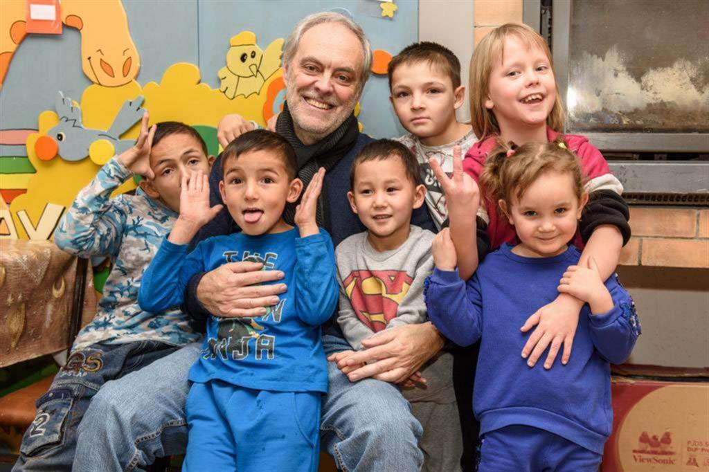 Padre Trezzani con alcuni dei bambini ospiti del Villaggio dell’Arca