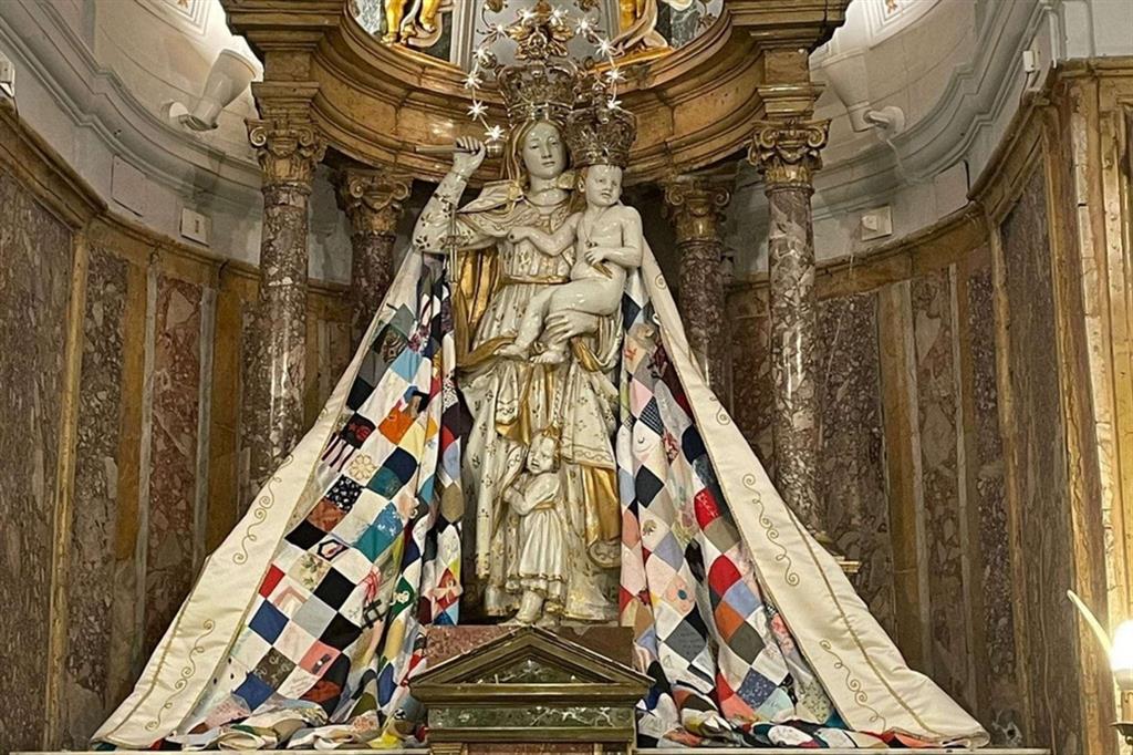 Il «manto della madre», realizzato con le stoffe offerte dai fedeli, posto sulle spalle della Madonna del Soccorso a Castellammare del Golfo