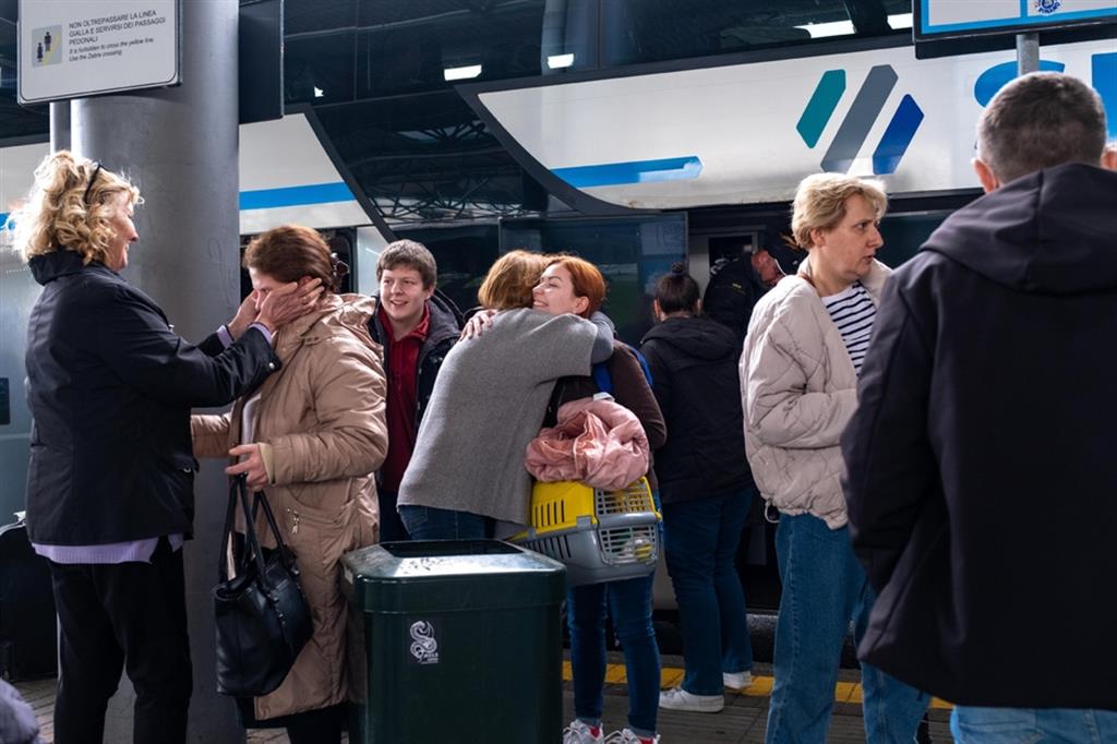 L'arrivo di alcuni rifugiati dall'Ucraina a Milano