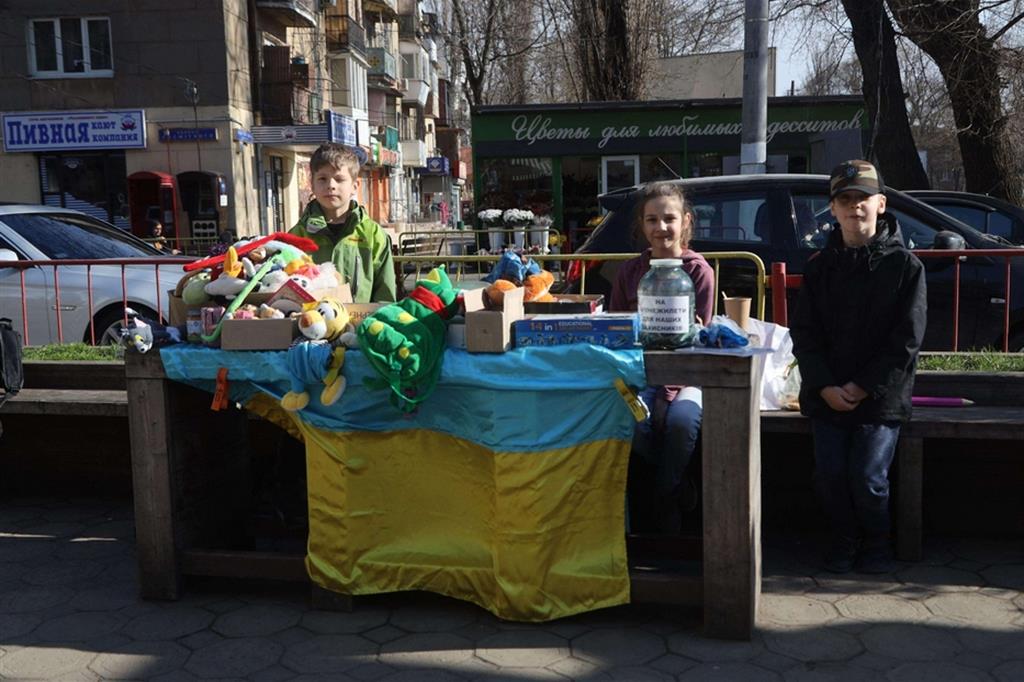Alcuni scolari hanno organizzato una vendita per raccogliere fondi per i giubbotti antiproiettile dei soldati, Odessa, 6 aprile