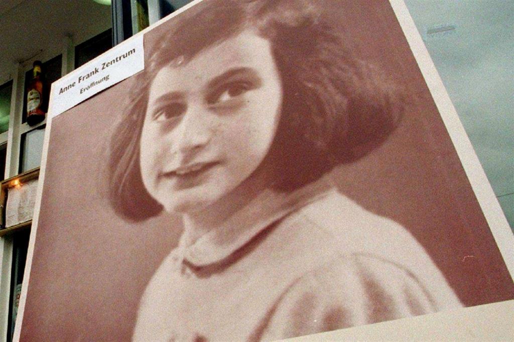 Una foto di Anne Frank davanti al Centro Studi a lei dedicato a Berlino