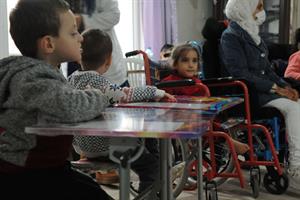 Il medico siriano che aiuta i bambini profughi disabili senza assistenza