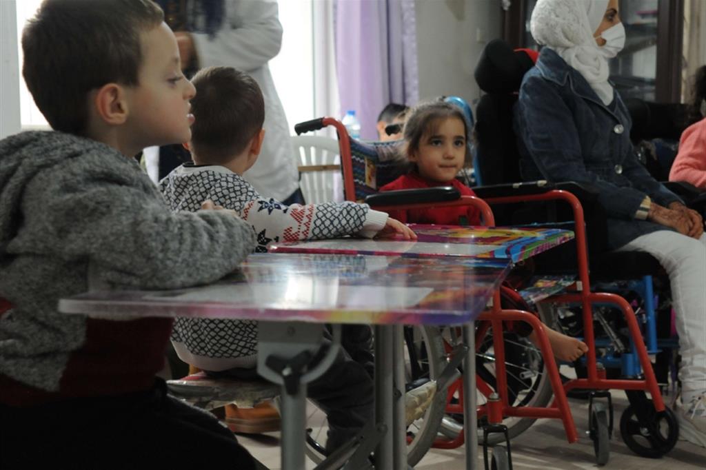 I bambini con le madri in attesa della visita nel centro medico di Gazientep