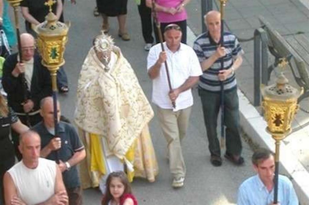 Una processione durante una festa patronale. E' l'immagine scelta dal sito www.diocesimileto.it per illustrare la lettera del vescovo