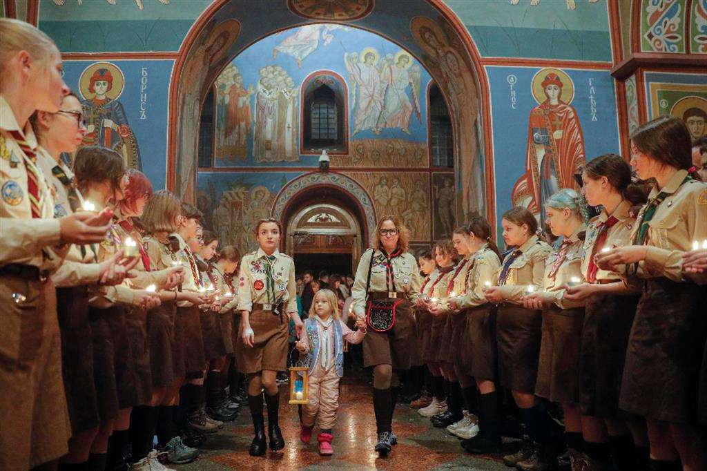 La Luce di Betlemme portata dagli scout nella Cattedrale di San Michele a Kiev