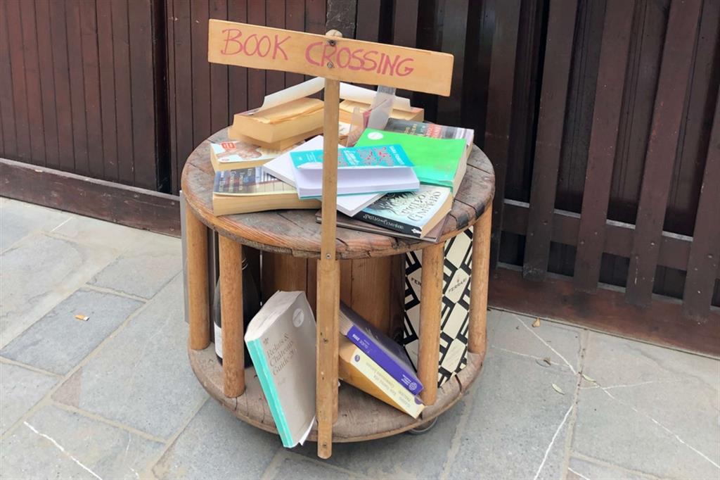 Un rocchetto di legno in disuso è stato riutilizzato per ospitare libri usati fuori da una spiaggia di Alassio - Alessandra Cattanei
