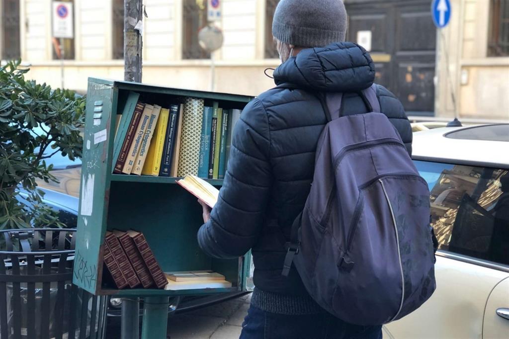 Una piccola cassetta della posta crea un libro che attraversa il quartiere di via Orti a Milano