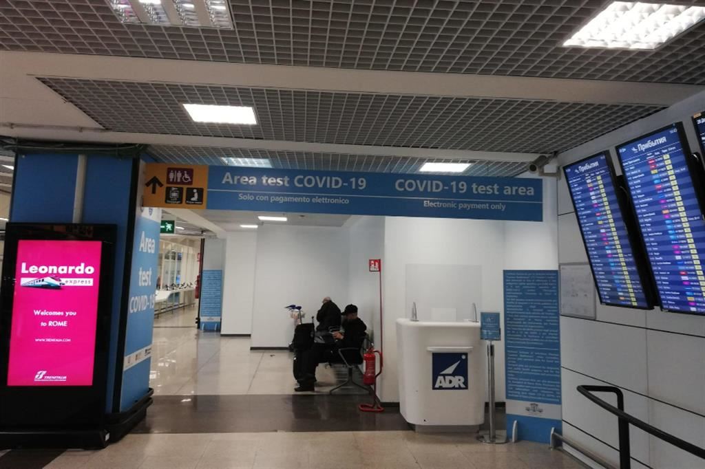 L'area tamponi Covid all'aeroporto di Fiumicino: il ministro Schillaci ha disposto con un'ordinanza l'obbligo di tamponi antigenici Covid per i viaggiatori in arrivo dalla Cina