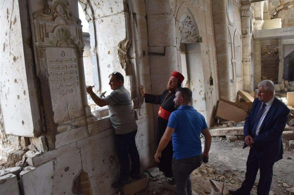 I lavori nella chiesa di San Tommaso a Mosul, nel nord dell'Iraq
