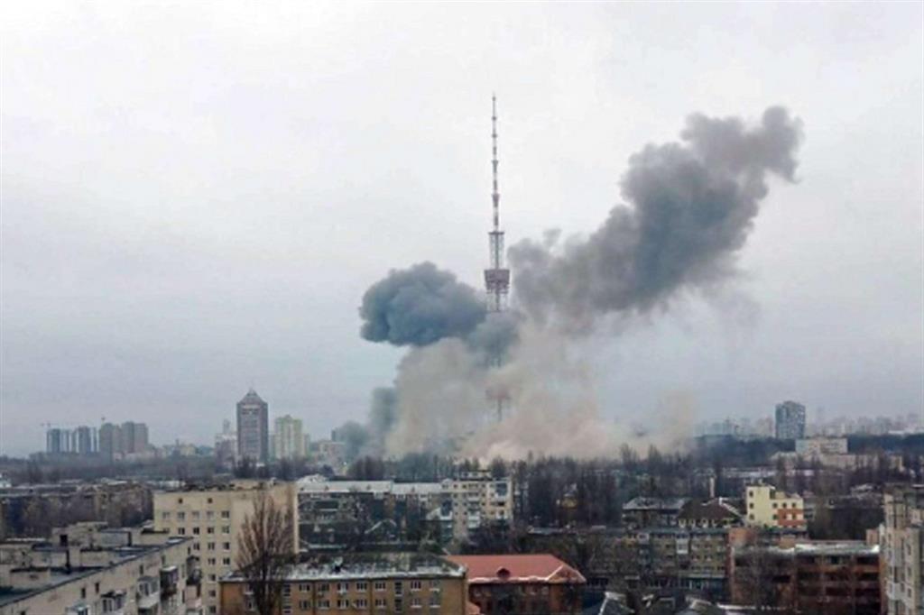 La torre delle comunicazioni e radio-tv di Kiev è stato uno dei primi obiettivi colpiti nella capitale ucraina dai russi dopo l'inizio della guerra