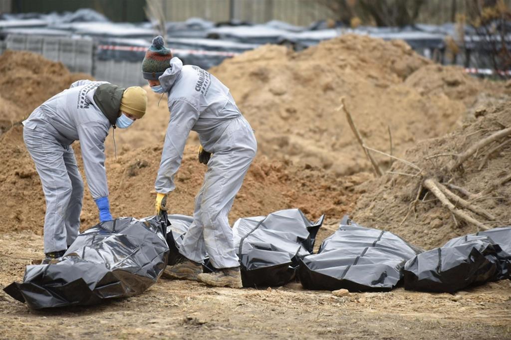 Gli esperti forensi internazionali sono al lavoro nelle fosse comuni scoperte dagli ucraini a Bucha