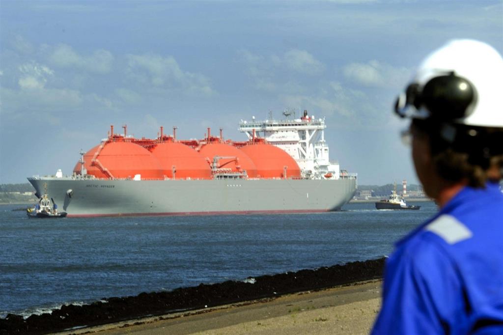 Una nave cisterna arriva nel porto di Rotterdam portando gas naturale liquido dagli Stati Uniti