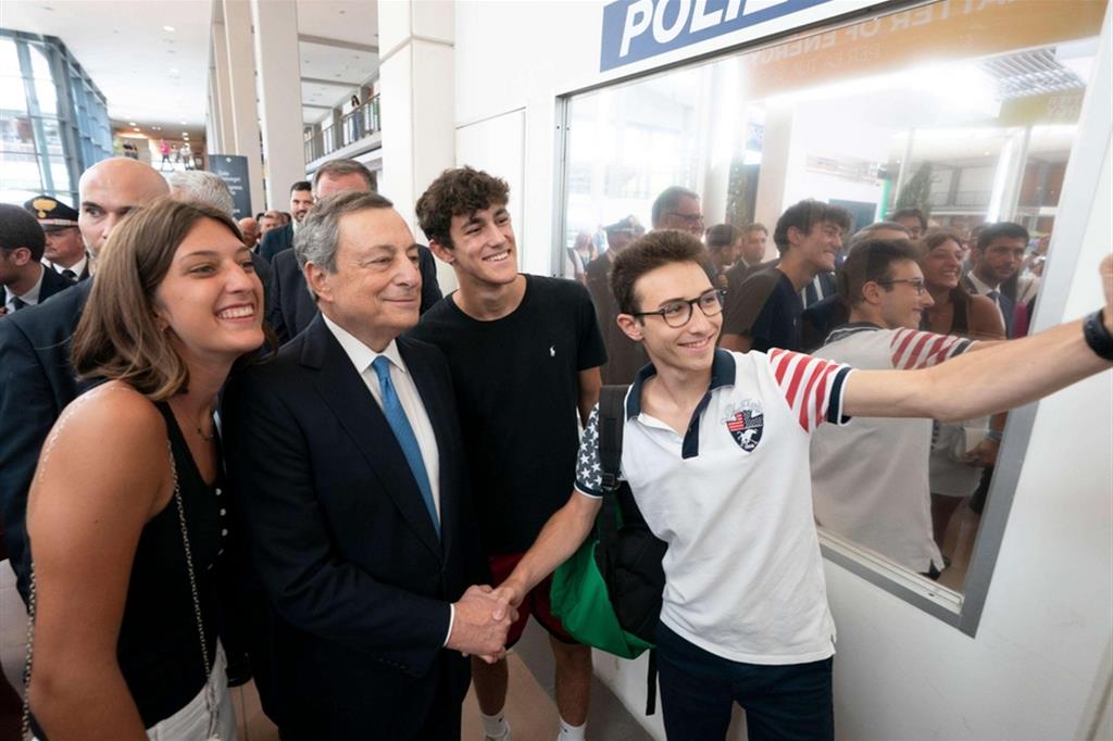 Per Draghi un selfie fra i giovani