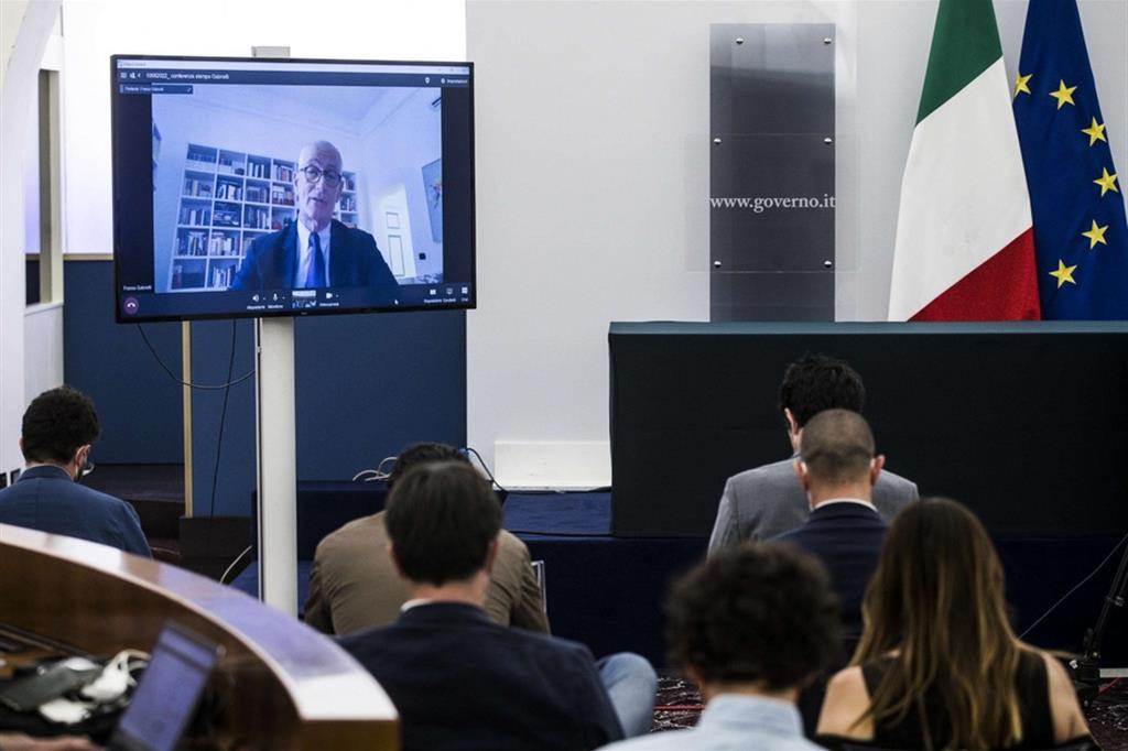 Il sottosegretario alla Presidenza del Consiglio per la Sicurezza, Franco Gabrielli, in videocollegamento durante la conferenza stampa per la vicenda delle liste dei putiniani italiani