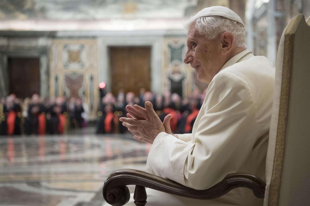 Oggi compie 95 anni. Il papa emerito Benedetto XVI in un'immagine d'archivio del 2016