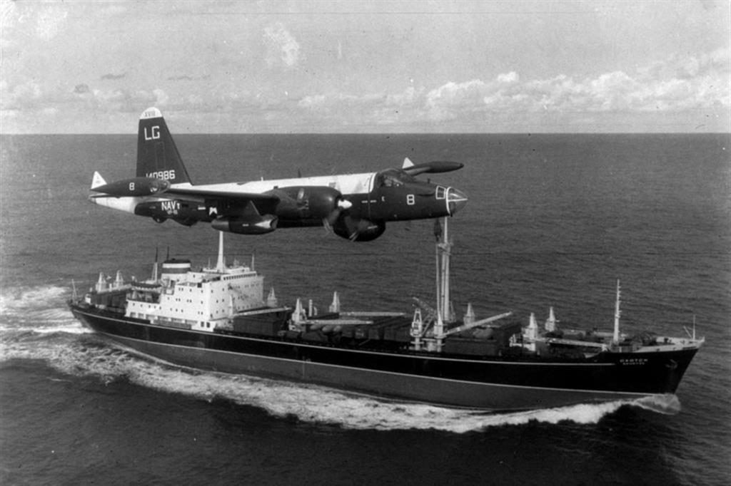 Un aereo della marina statunitense sorvola un cargo sovietico con velivoli Ilyushin Il-28 imballati sul ponte, durante la crisi di Cuba